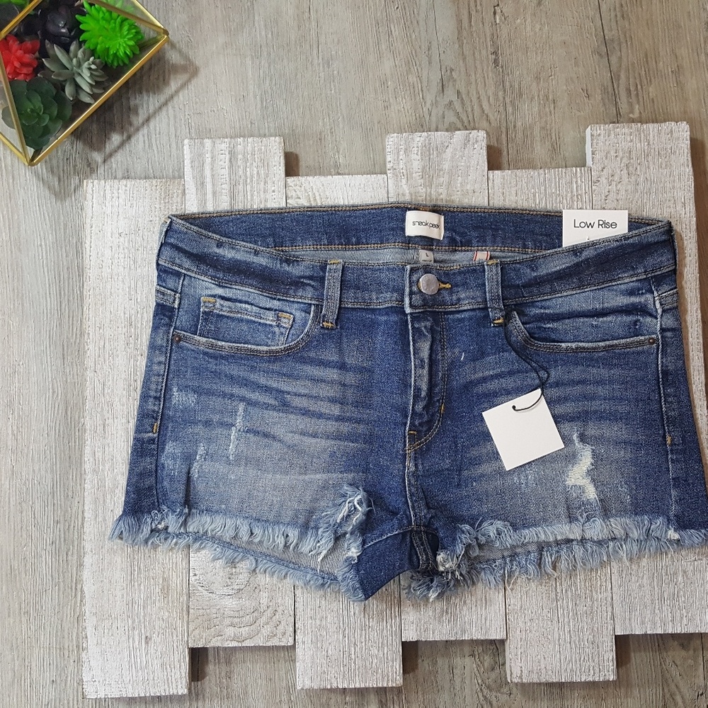 Nwt Low Rise Frayed Hem Distressed Denim Shorts - Picture 3 of 4